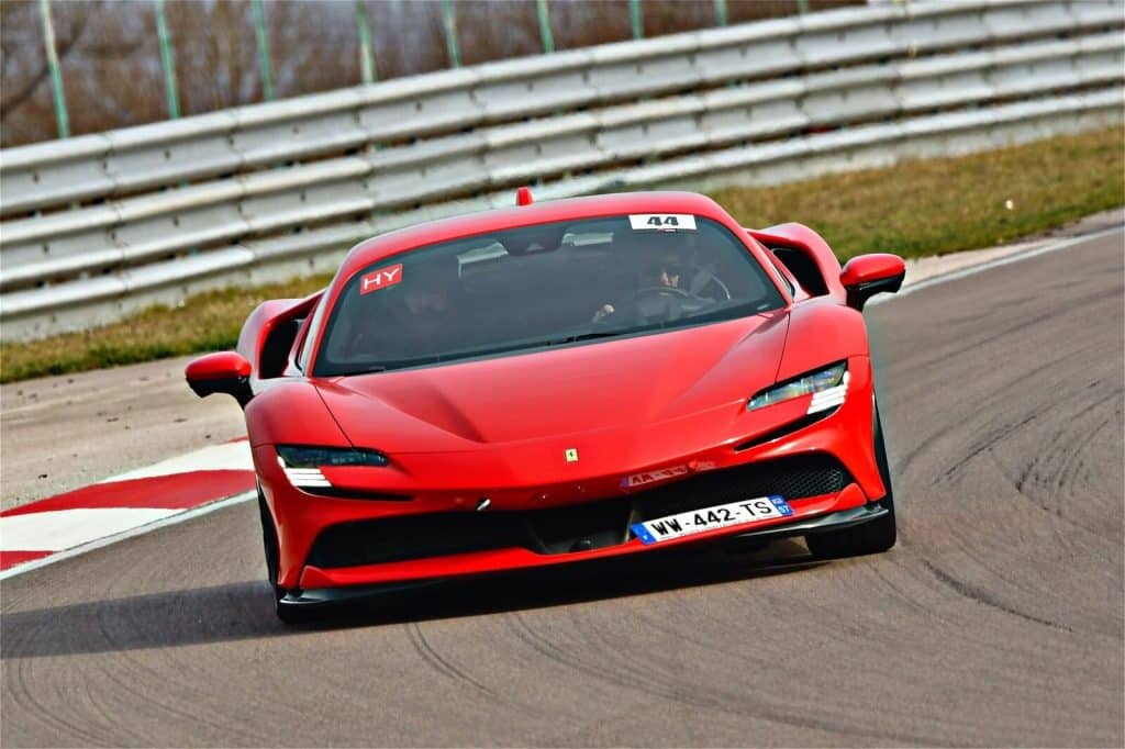 Ferrari rouge en piste