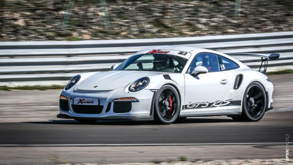 Porsche GT3 blanche en piste