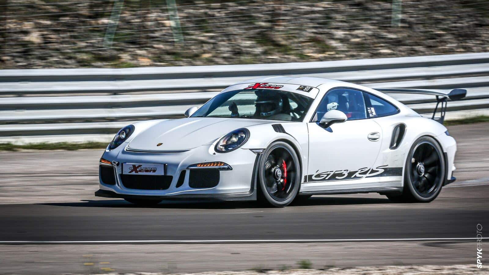 Porsche GT3 blanche en piste
