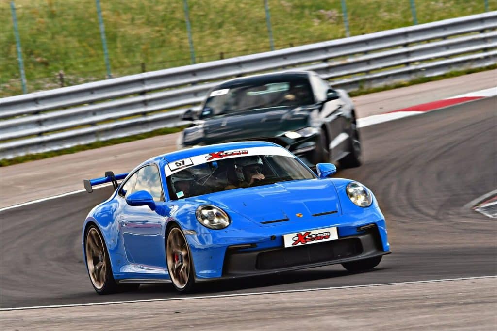 Porsche GT3 bleue en piste