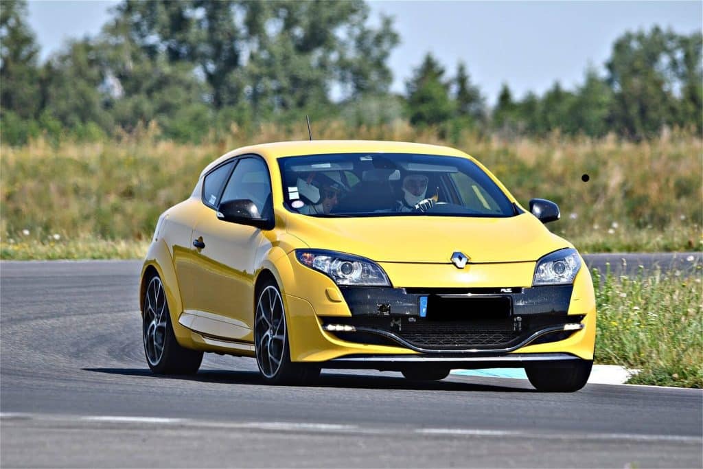 Renault Mégane RS jaune en piste