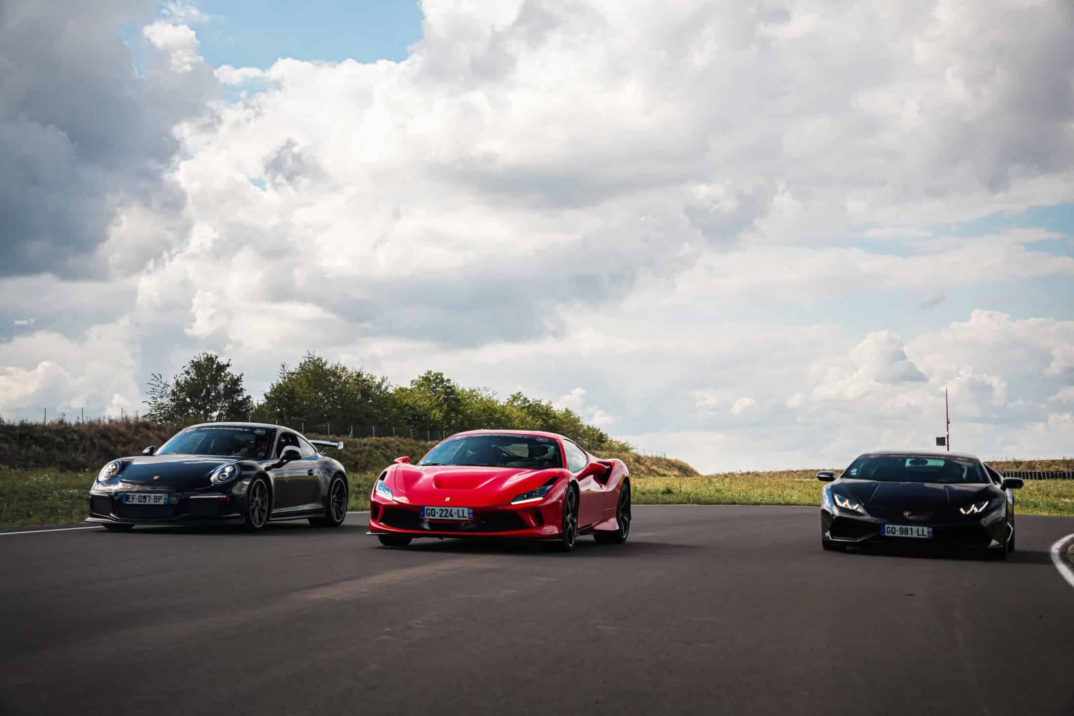 Plusieurs supercars en piste