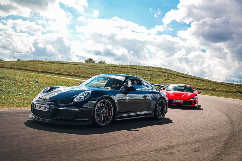 Porsche noire en piste